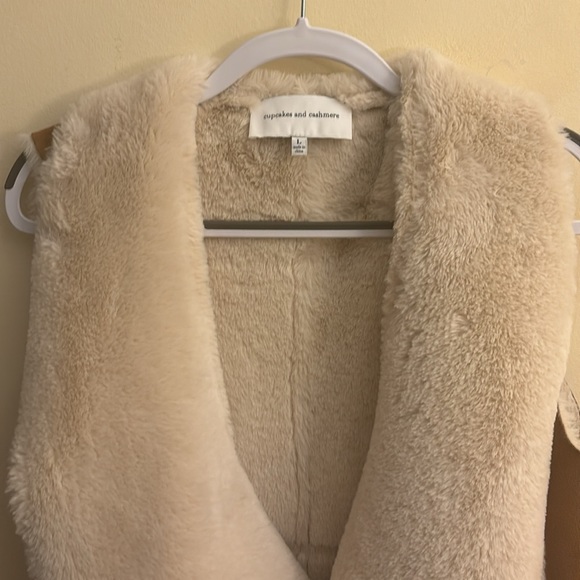 Cupcakes and Cashmere Vest NEVER WORN REAL CASHMERE - Picture 4 of 4